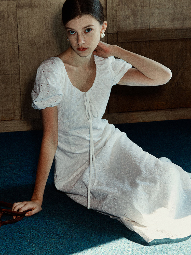 화이트 퍼프 슬리브 U-넥 자수 신치 웨이스트 드레스