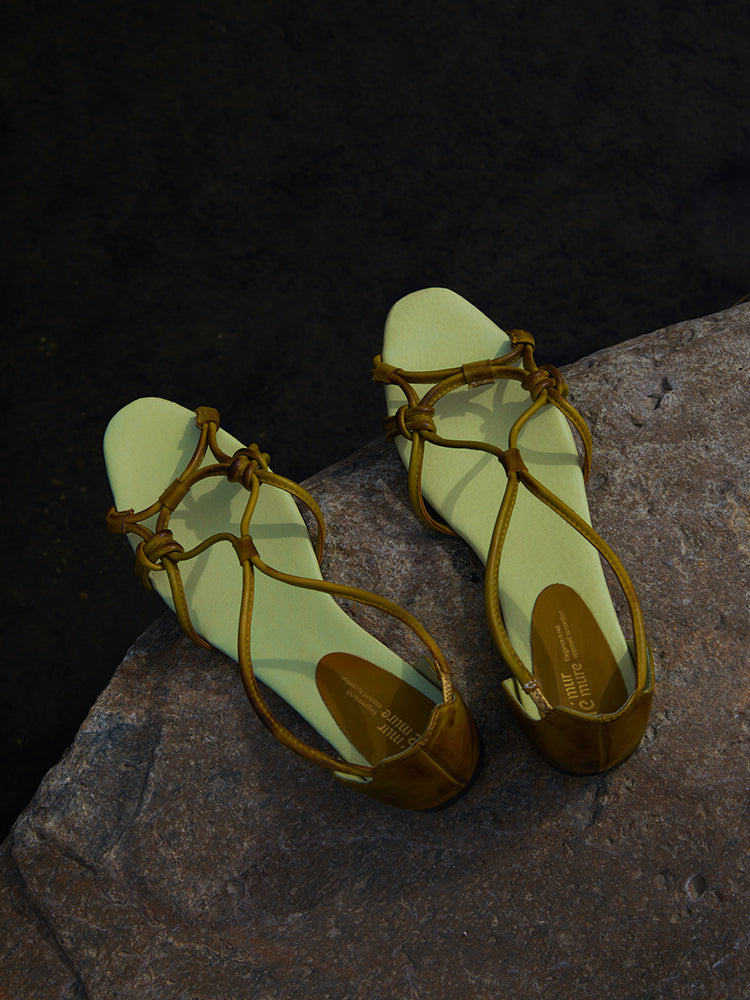 트렌디한 컷아웃 우븐 샌들