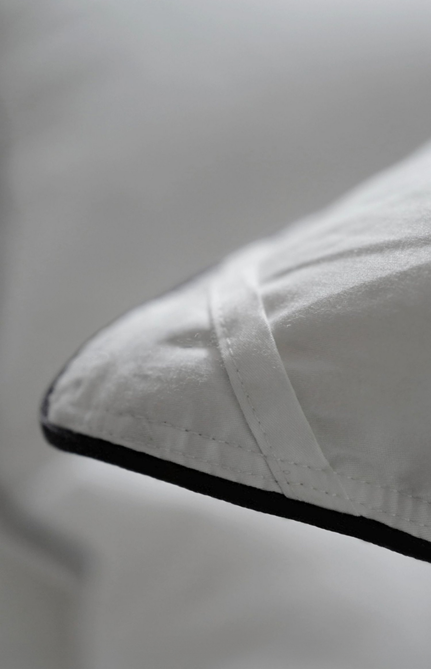 EleganceWhite FeatherLite Quilt