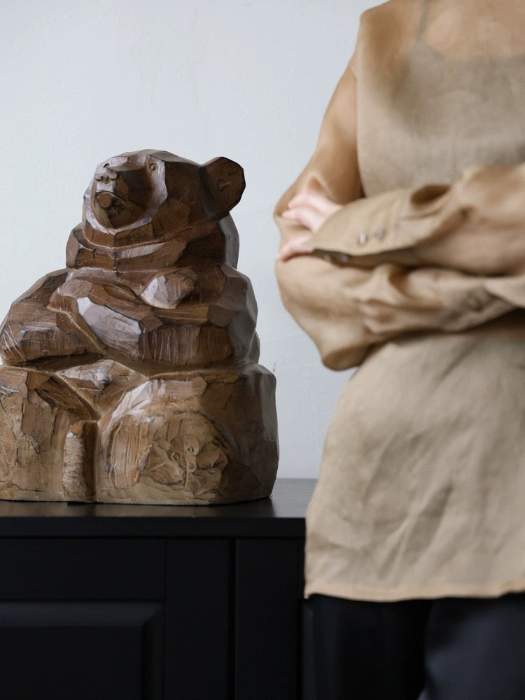 "수호곰" 나무 조각