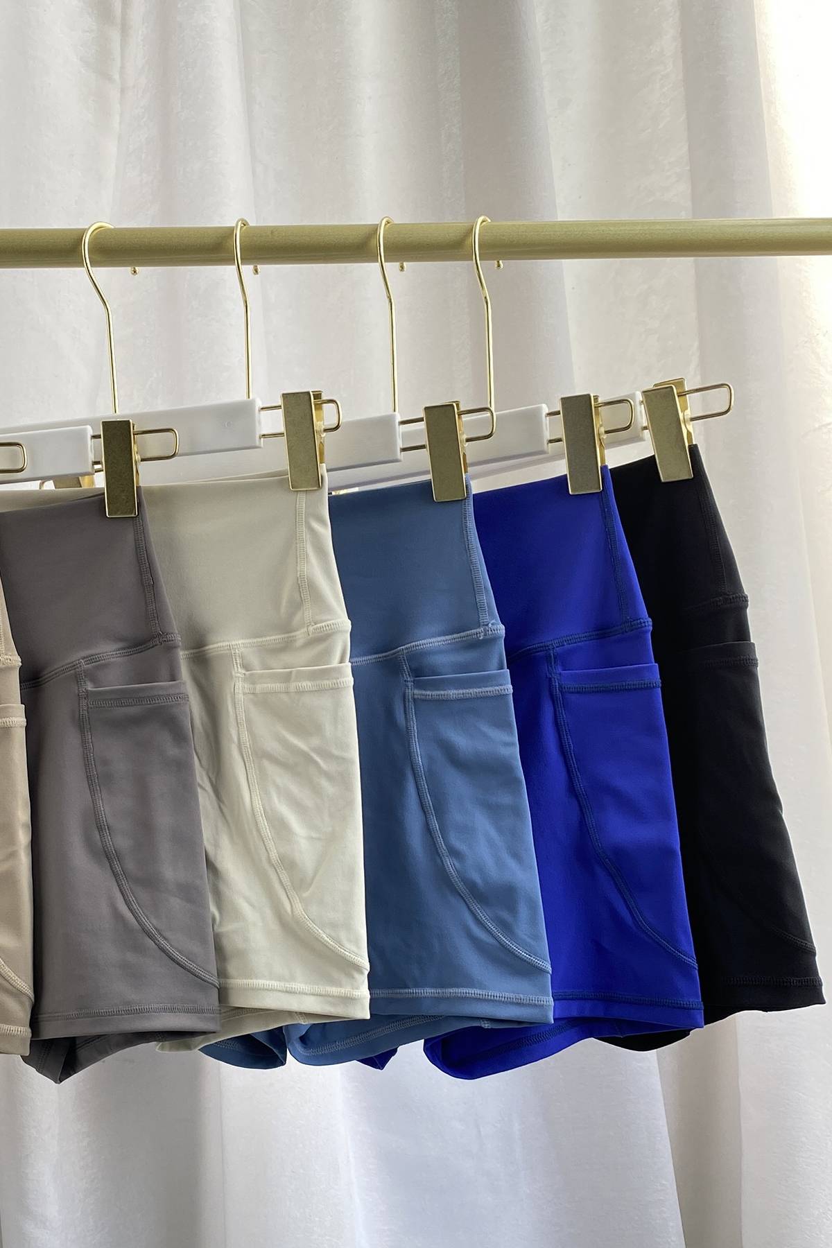 포켓이 있는 하이라이즈 바이커 반바지