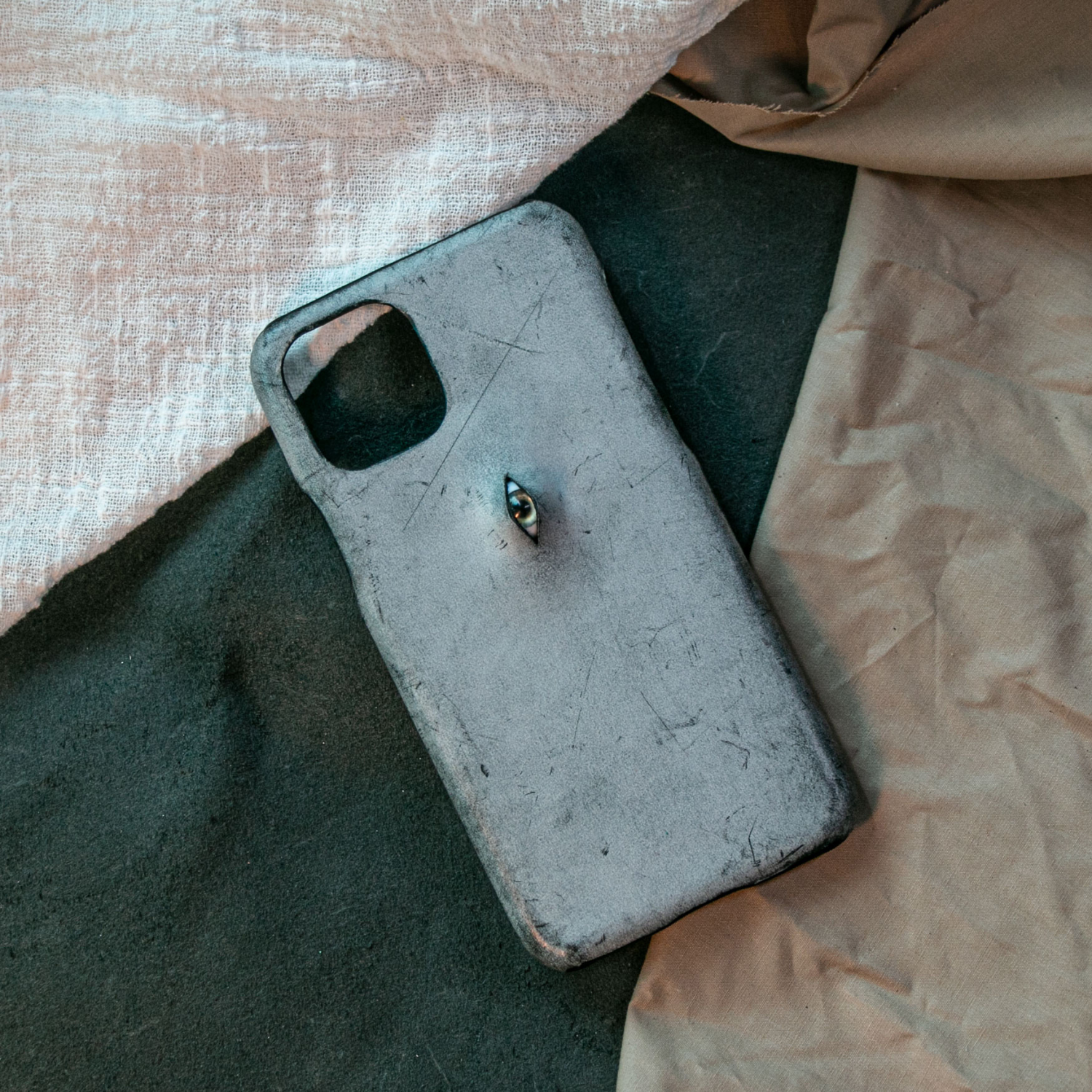 Eye shadow phone case