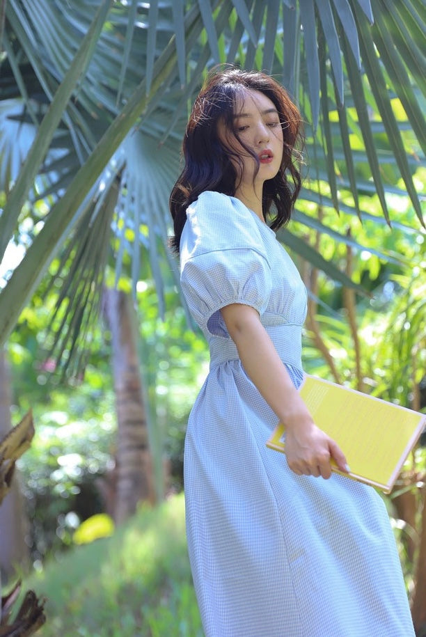 체크 퍼프 슬리브 미디 드레스블루 색상