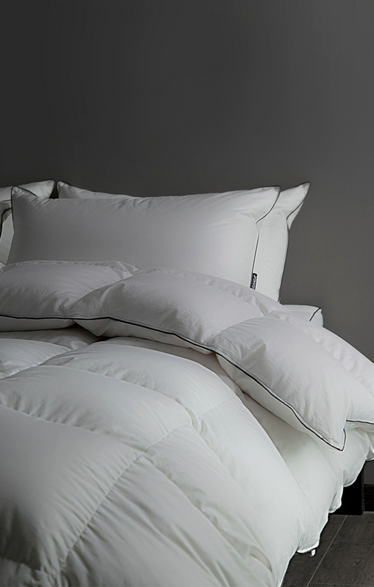 EleganceWhite FeatherLite Quilt