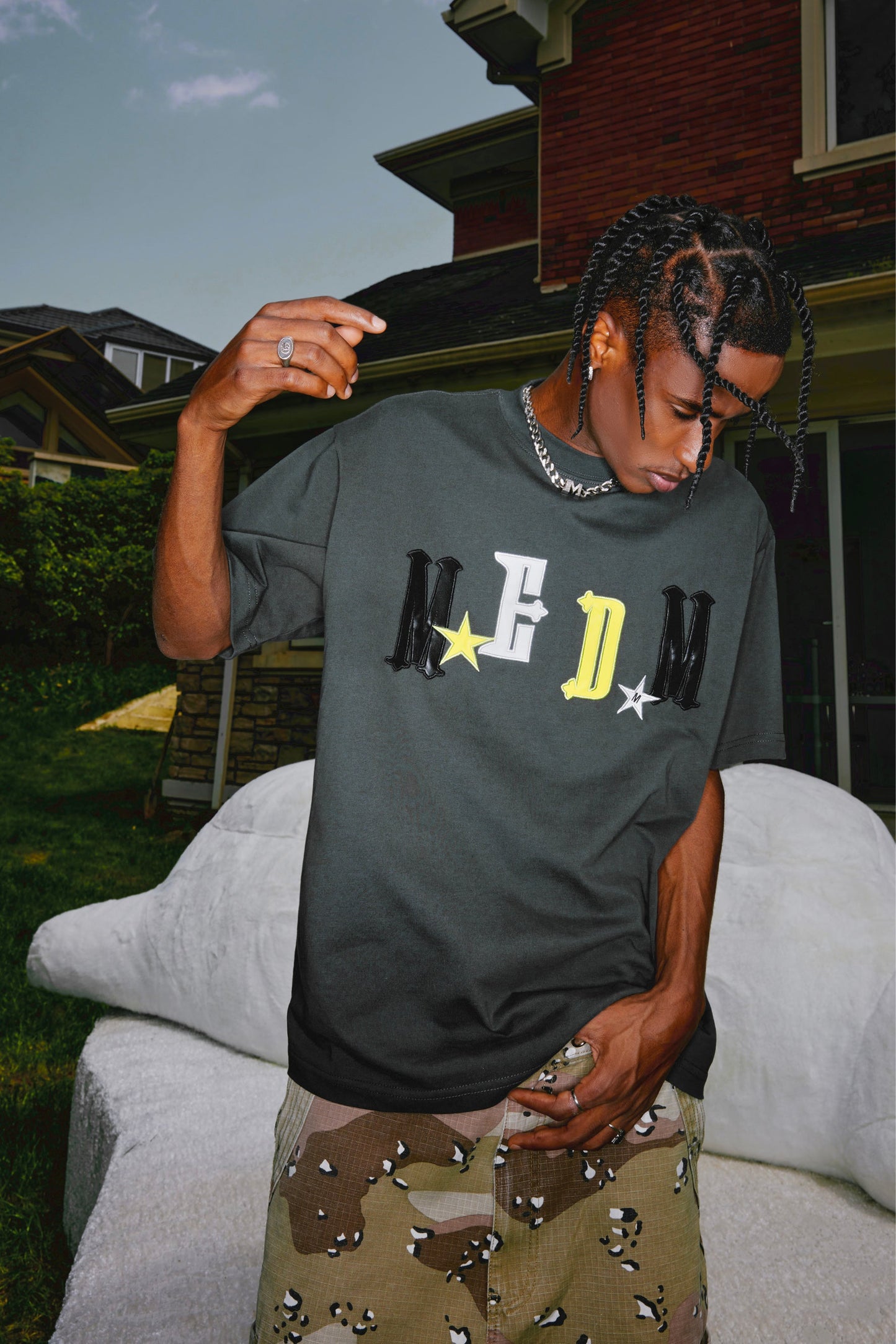 MEDM 가죽 자수 로고 티셔츠