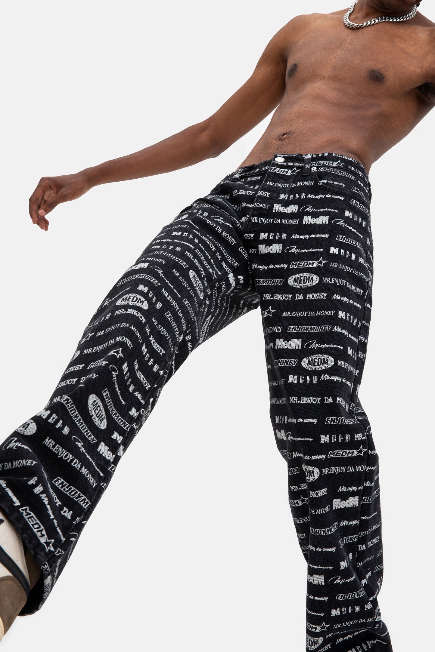 MEDM ロゴ柄プリント ブラックデニムパンツ