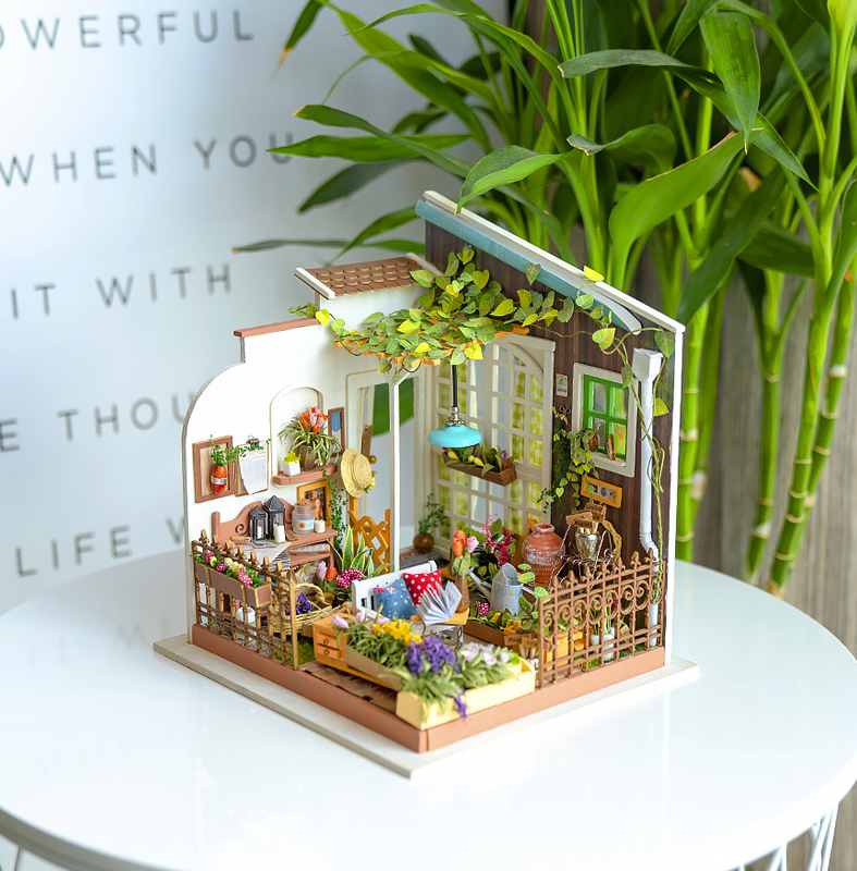 Miniature Dollhouse - Miller's Garden