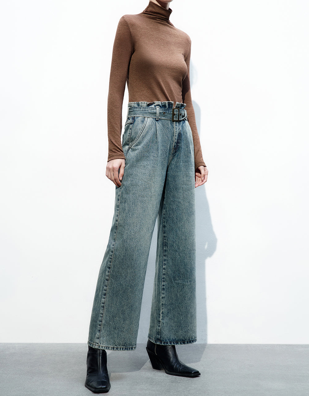 Wide-Leg Jeans With Belt