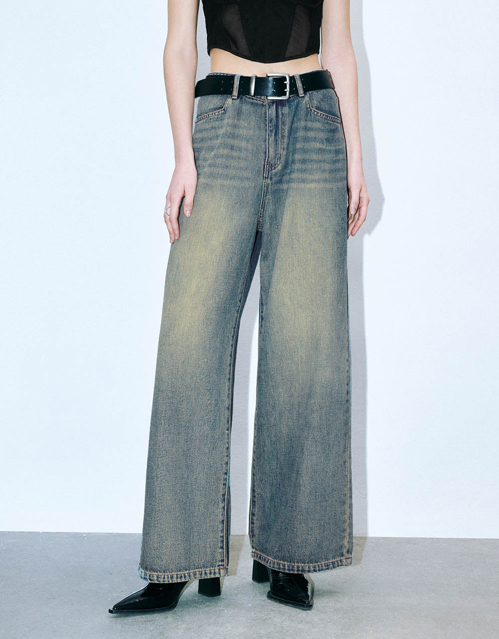 Wide-Leg Jeans With Belt