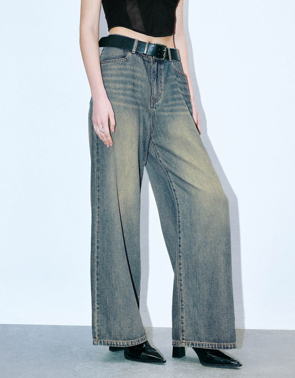 Wide-Leg Jeans With Belt