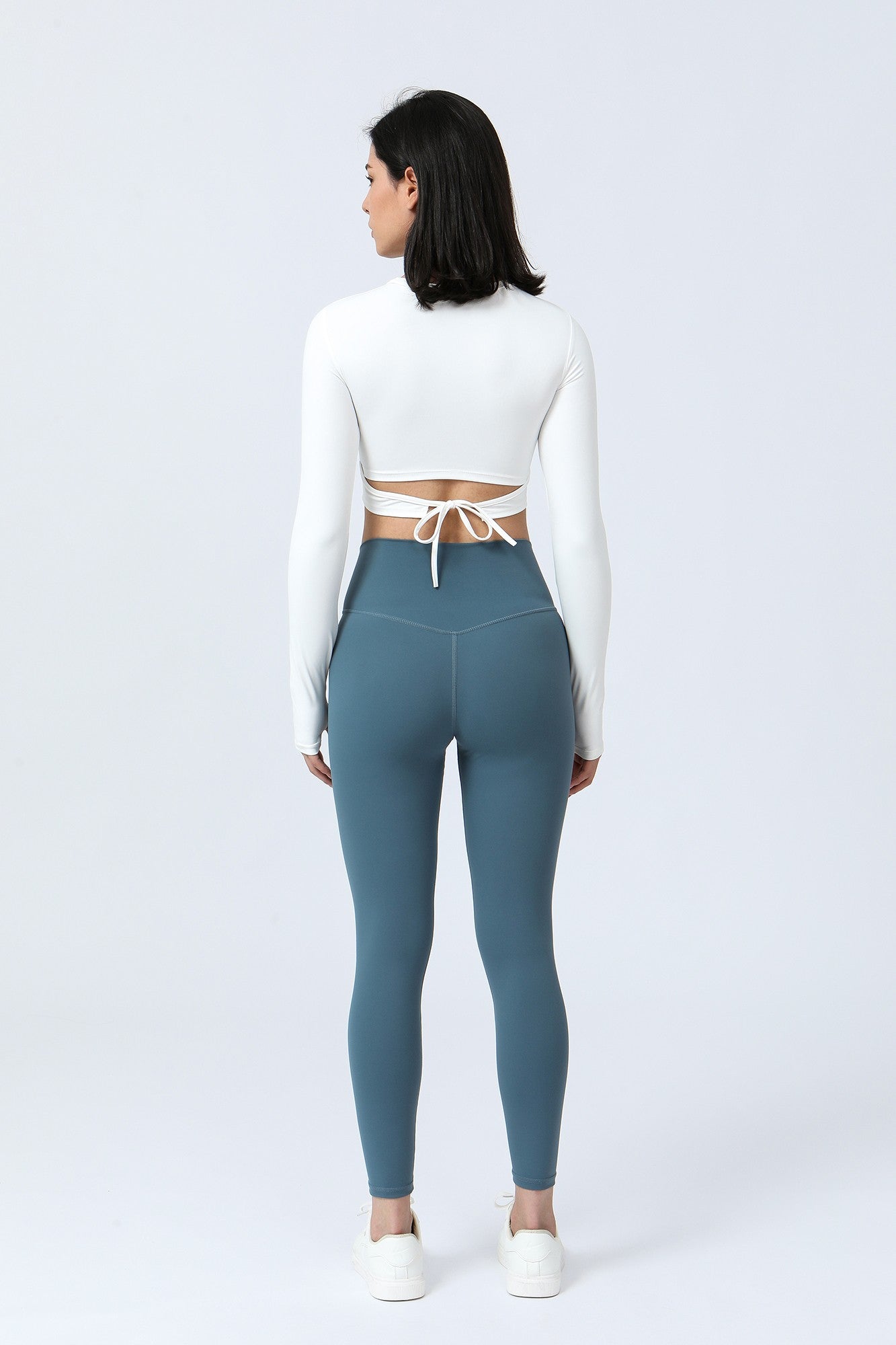 엄지손가락 구멍이 있는 긴소매 크롭 셔츠