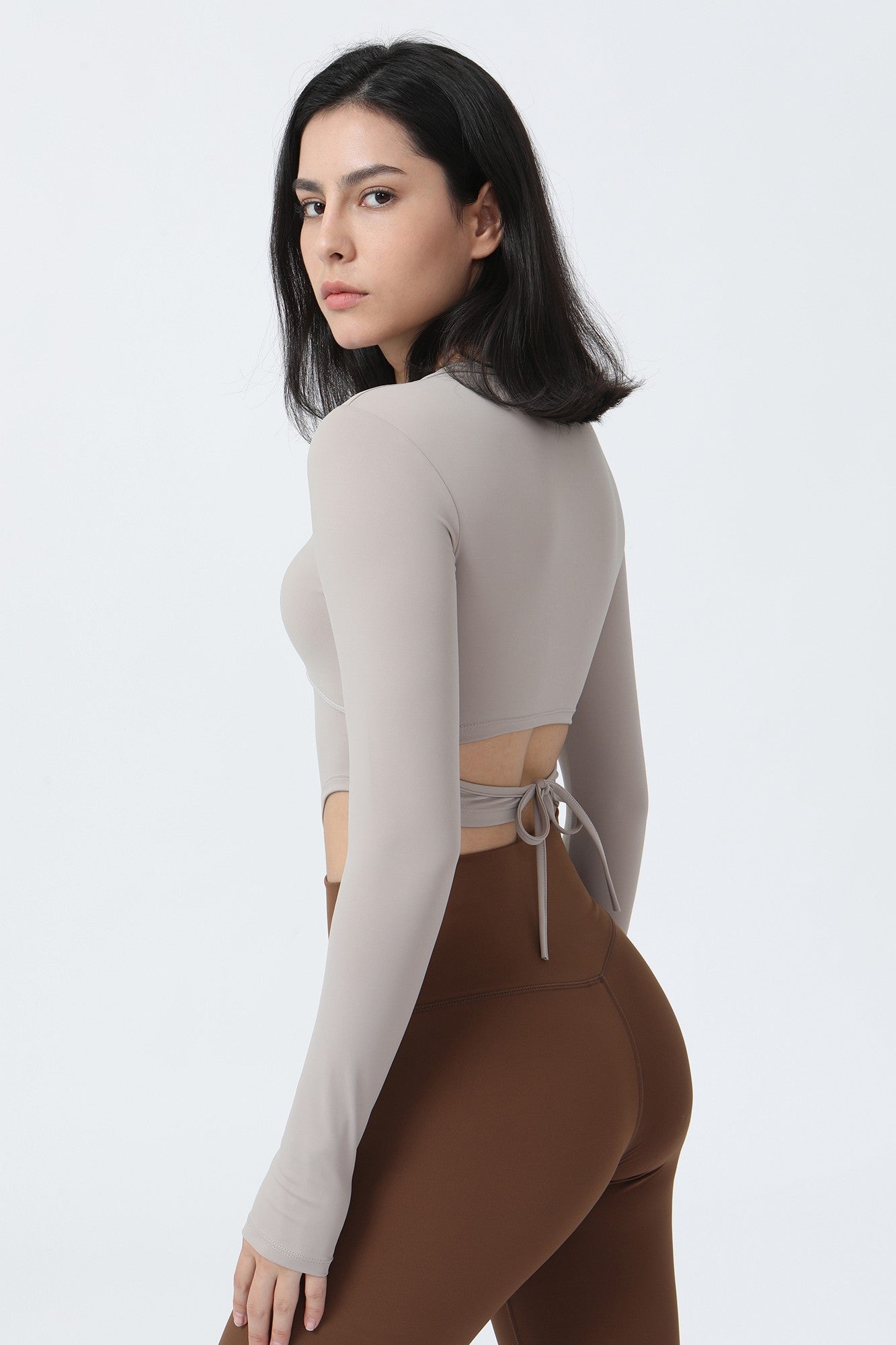 엄지손가락 구멍이 있는 긴소매 크롭 셔츠