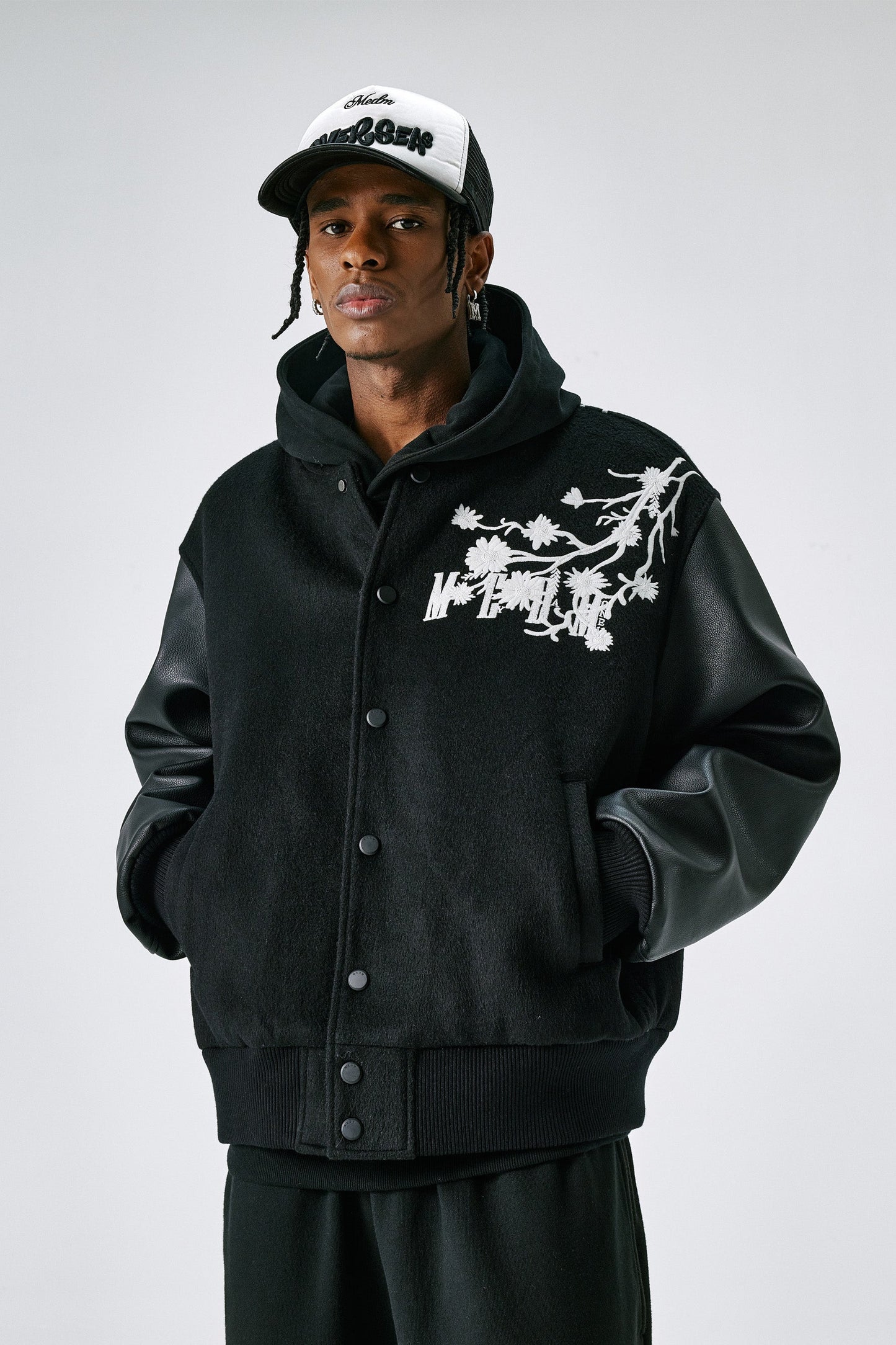 MEDM 자수 데이지 바시티 재킷