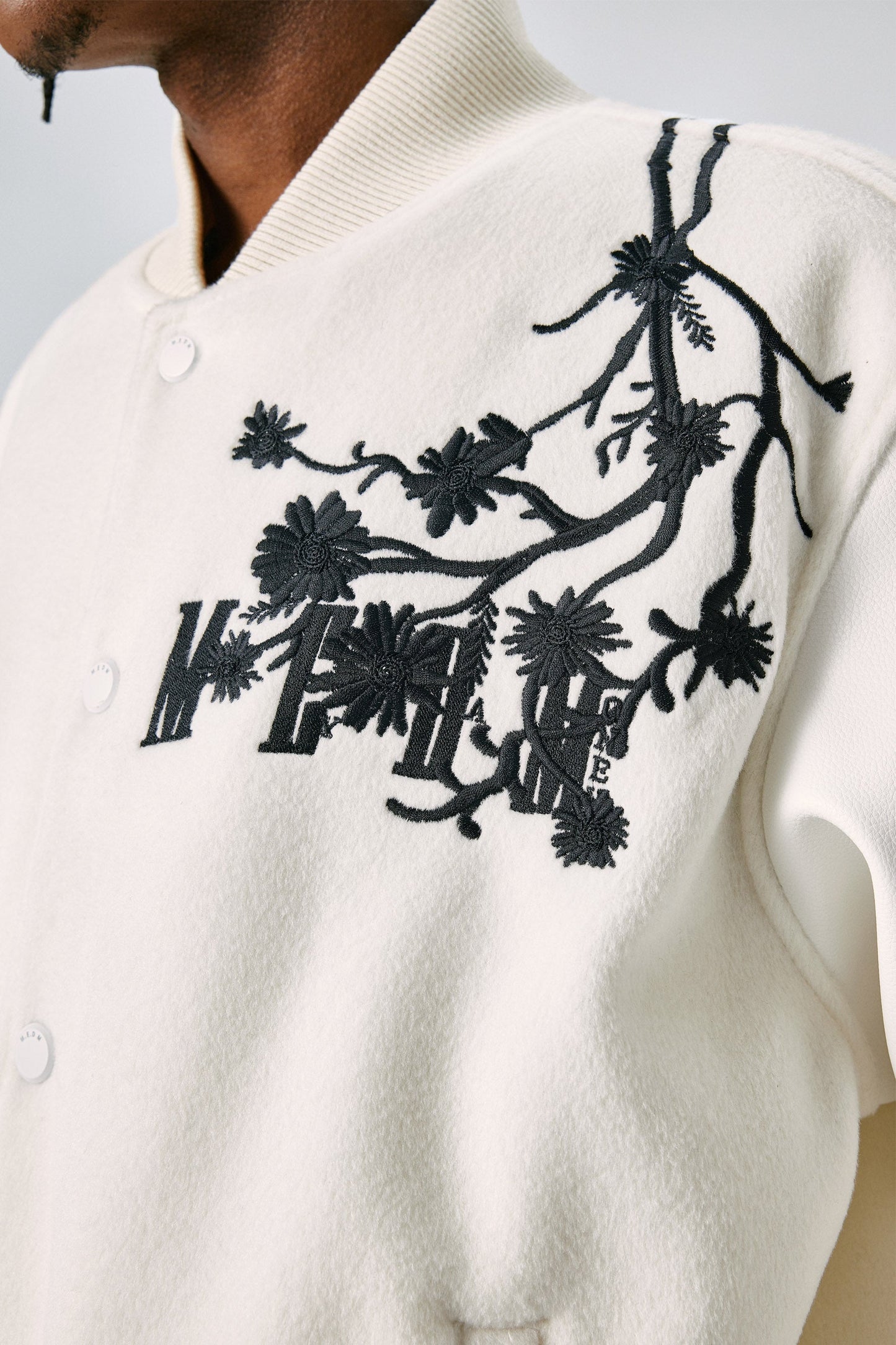 MEDM 자수 데이지 바시티 재킷