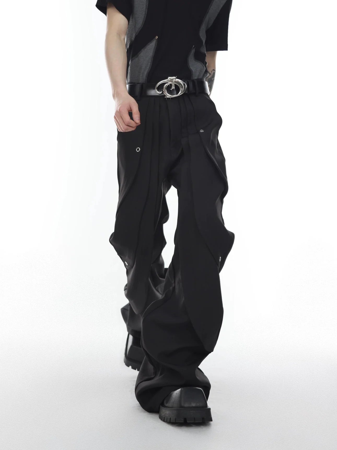 High-Waisted Flared Suit Pants with Pleated and Metal Accents