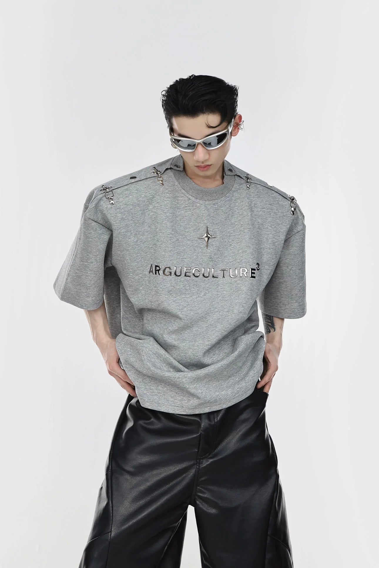 Minimalist Metal Toggle Closure Short Sleeve T-Shirt with Pads Shoulder