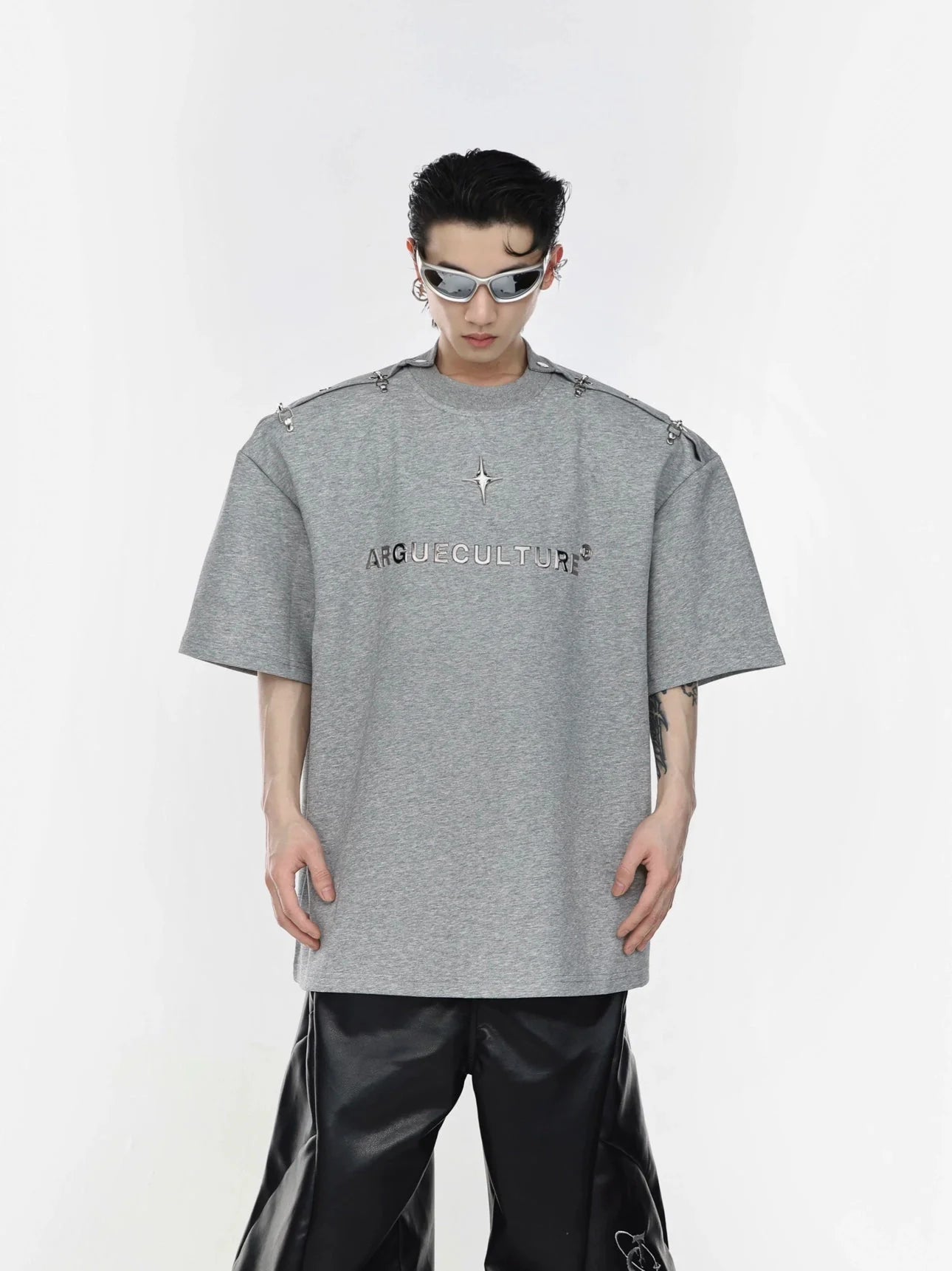 Minimalist Metal Toggle Closure Short Sleeve T-Shirt with Pads Shoulder