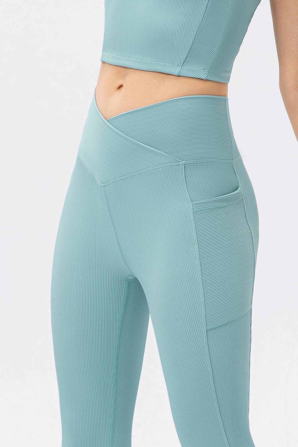 Ribbed V-Shape Leggings with Pockets