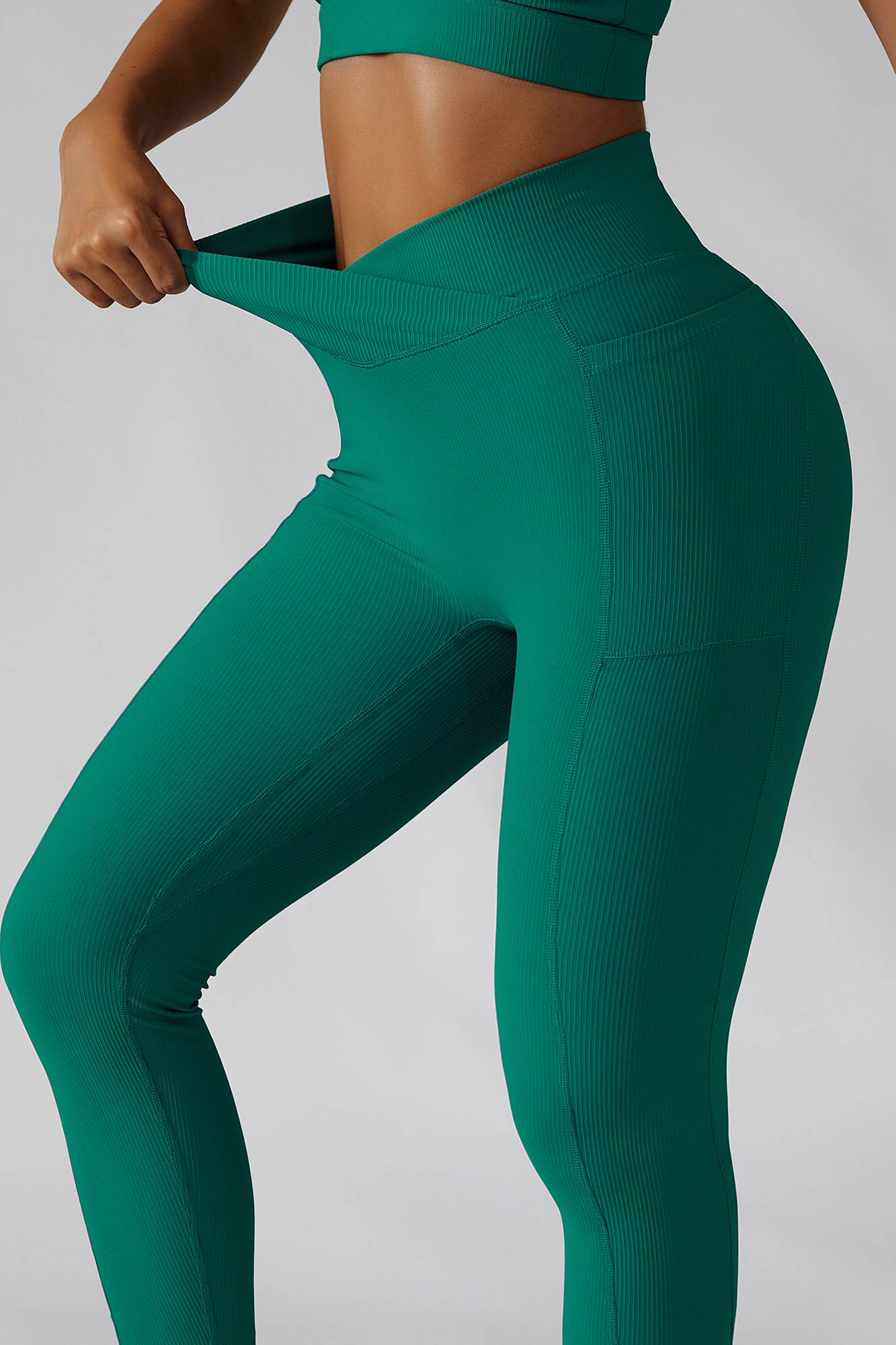 Ribbed V-Waist Legging with Pockets