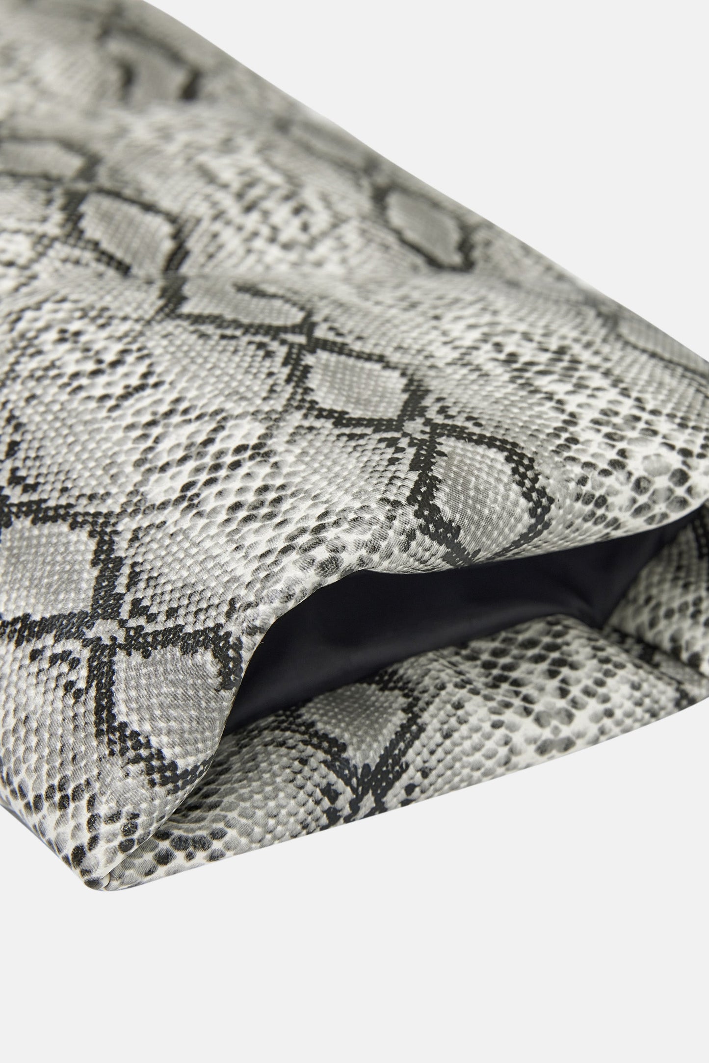 MEDM 스네이크 패턴 다운 재킷