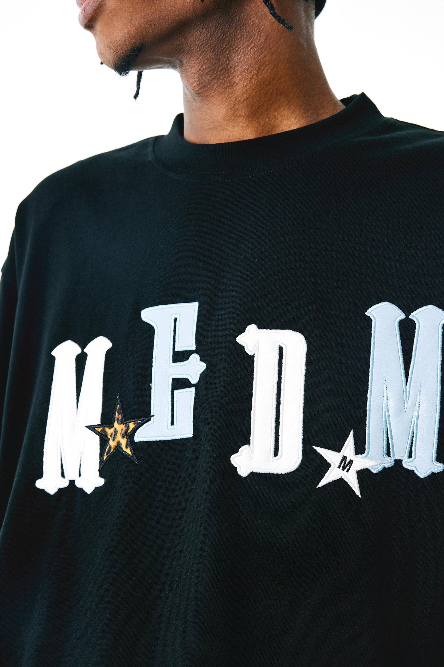 MEDM 가죽 자수 로고 티셔츠