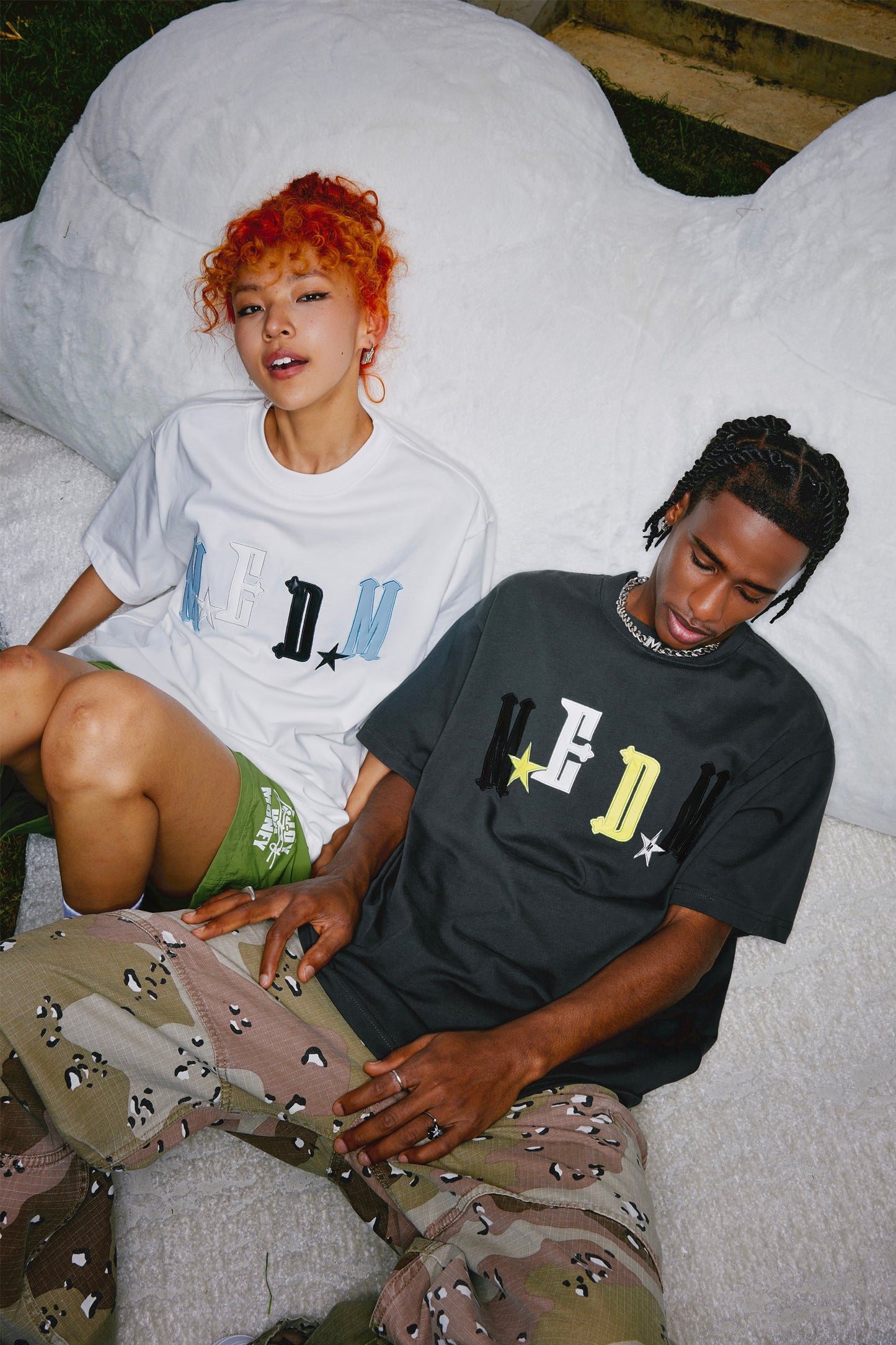 MEDM 가죽 자수 로고 티셔츠