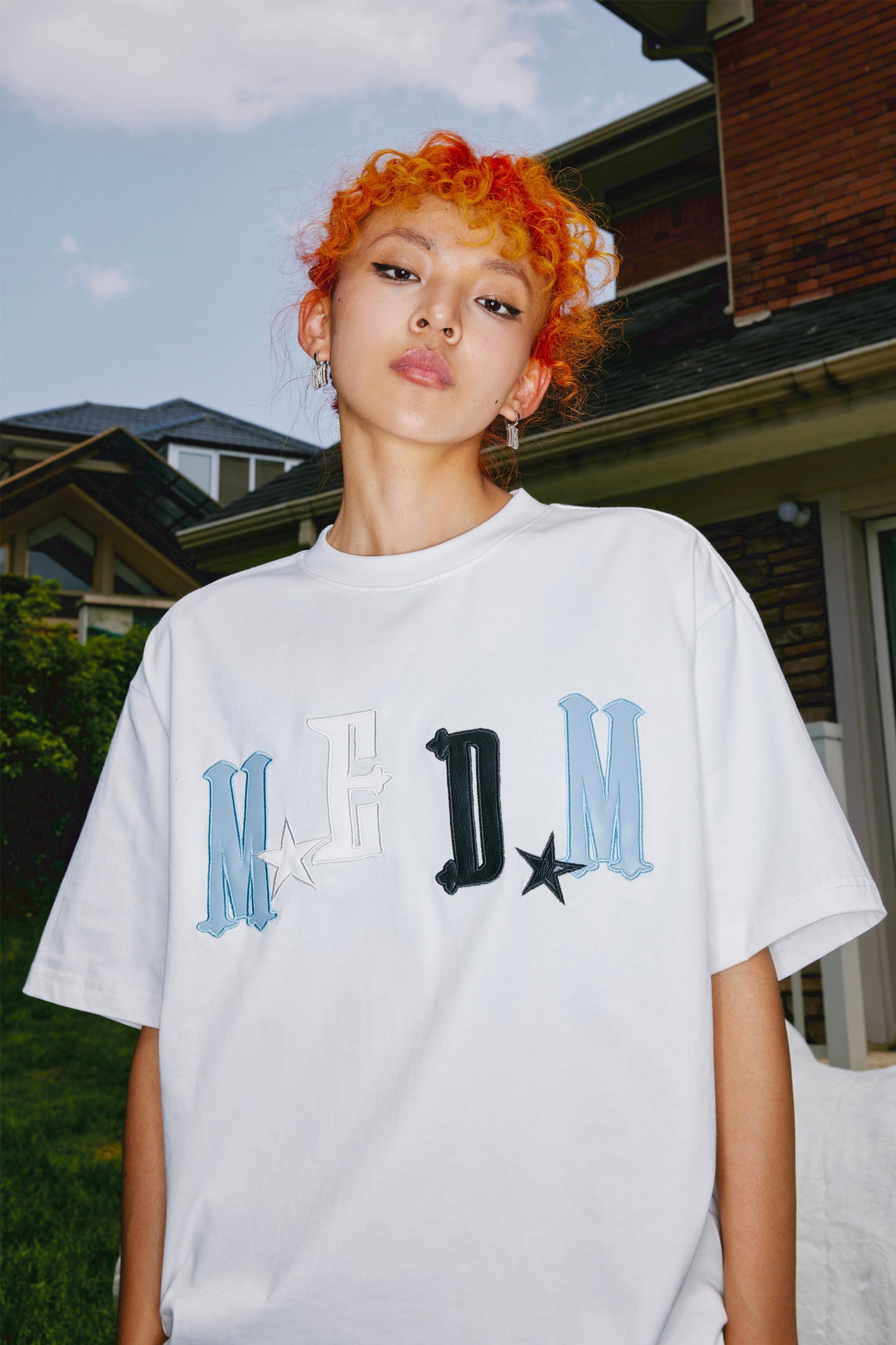 MEDM 가죽 자수 로고 티셔츠