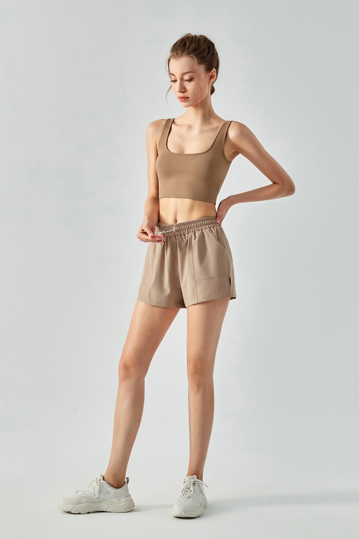 드로스트링 디테일 미드라이즈 트랙 반바지